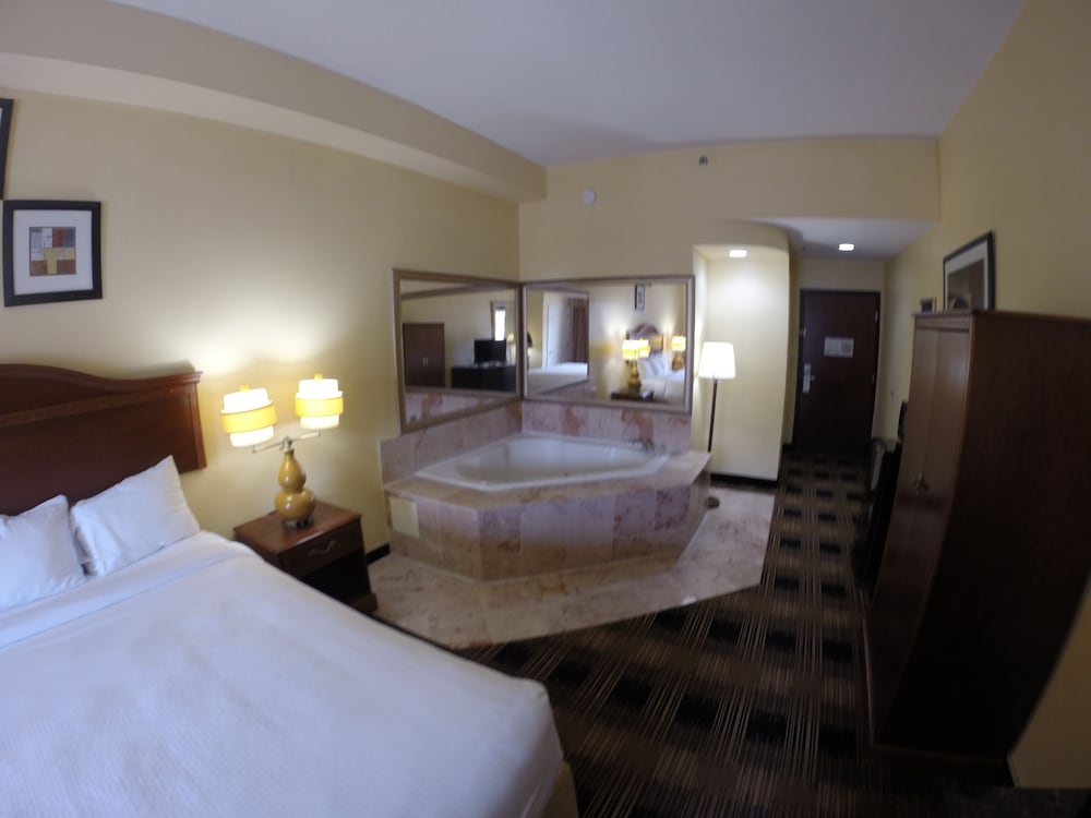 Deluxe, 1 King Bed, Jetted Tub photo 3