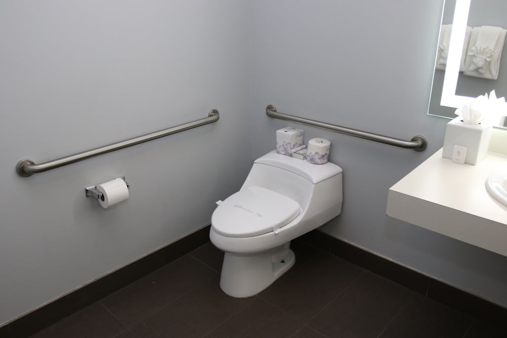 Basic Room, 1 King Bed, Non Smoking - Photo 4