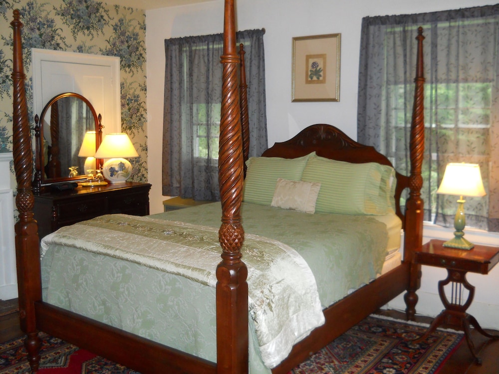 Sturbridge Queen photo 2