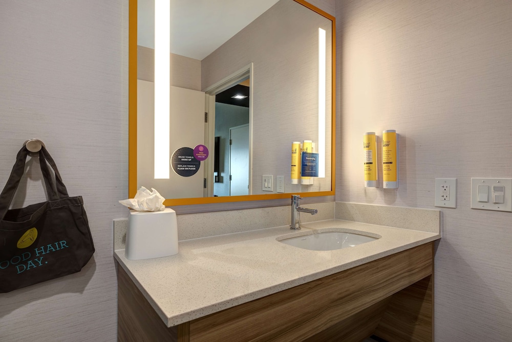 Room, 1 King Bed, Accessible, Balcony (Ocean View, Roll-In Shower) - Photo 5