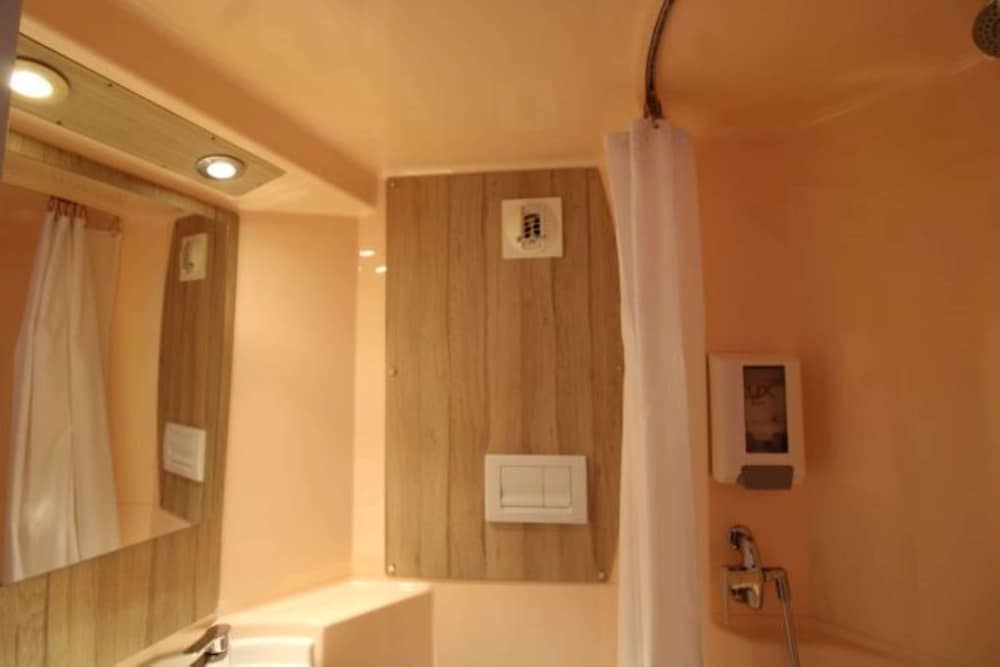 Standard Room, 3 Twin Beds photo 3