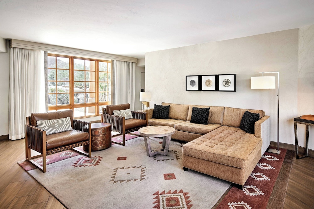 Suite, 1 Bedroom - Photo 2