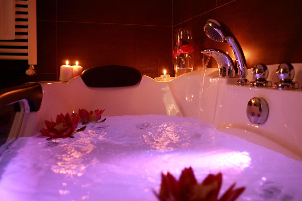 Superior Room, Hot Tub - Photo 11