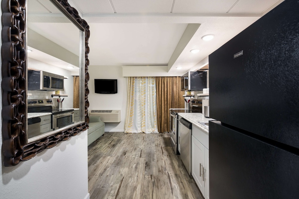 Suite, 1 King Bed, Non Smoking, Pool View - Photo 7
