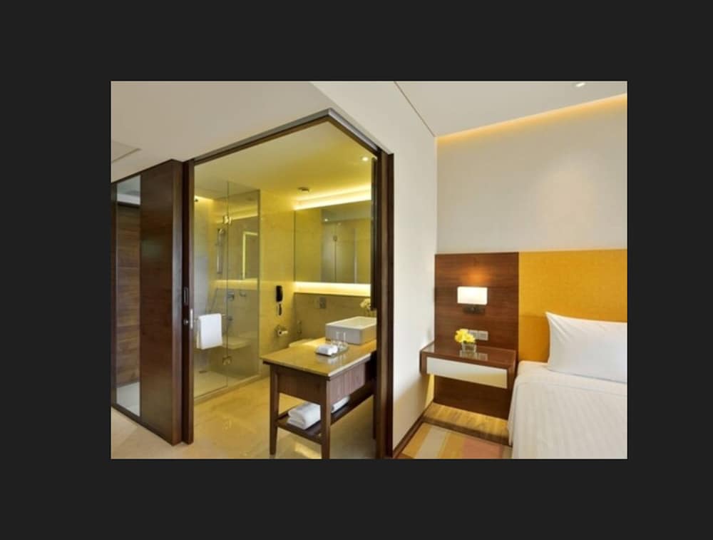 Room, 2 Twin Beds, Pool View photo 3