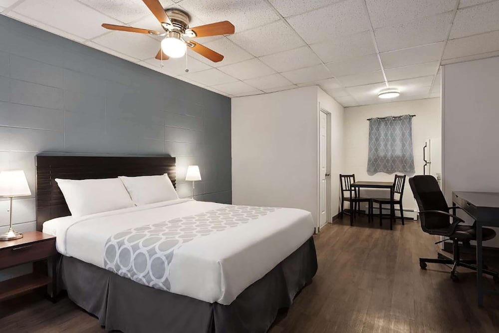 Room, 1 Queen Bed, Non Smoking (Efficiency) photo 1