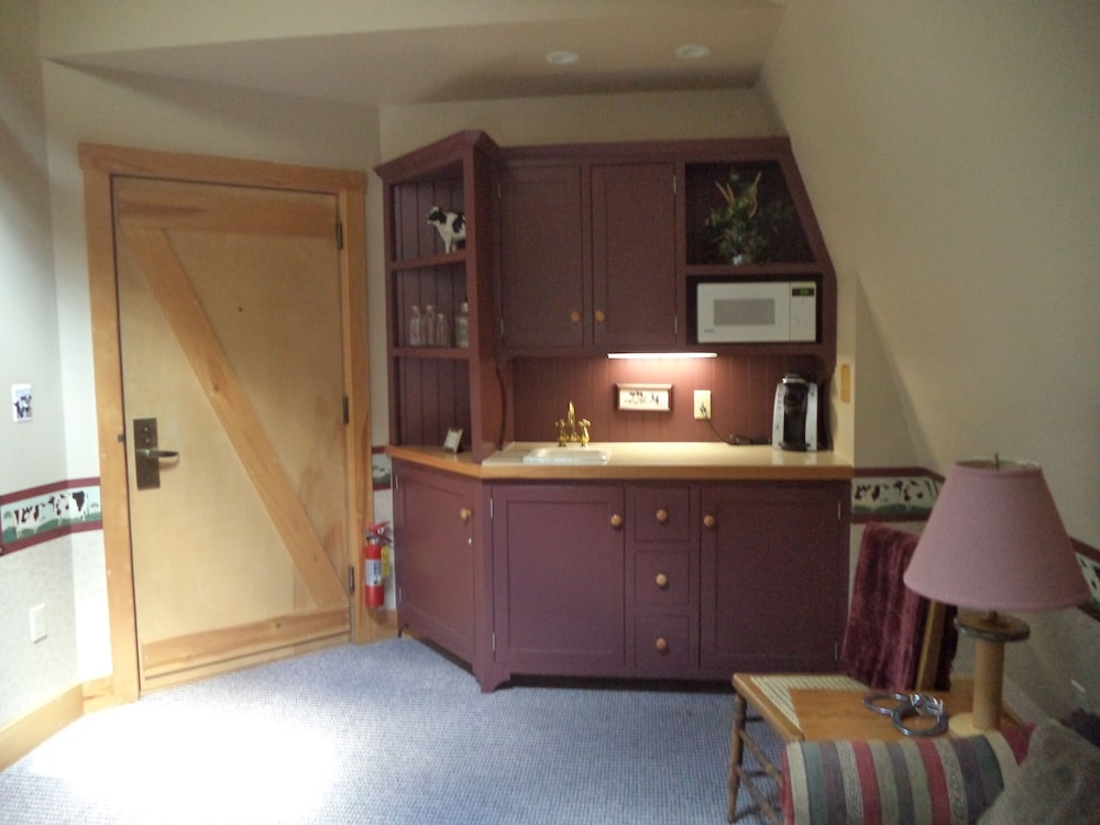 Standard Suite, 1 King Bed, Non Smoking, Fireplace (2nd Floor) photo 1