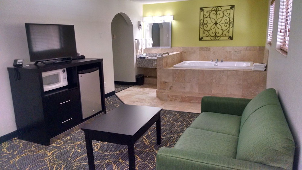Deluxe Suite, 1 King Bed, Non Smoking, Jetted Tub - Photo 5
