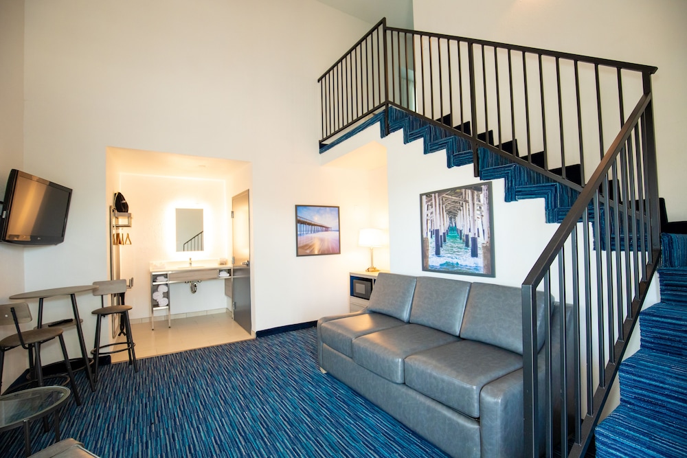 Premium Two Queen Beds Bi Level Loft photo 1