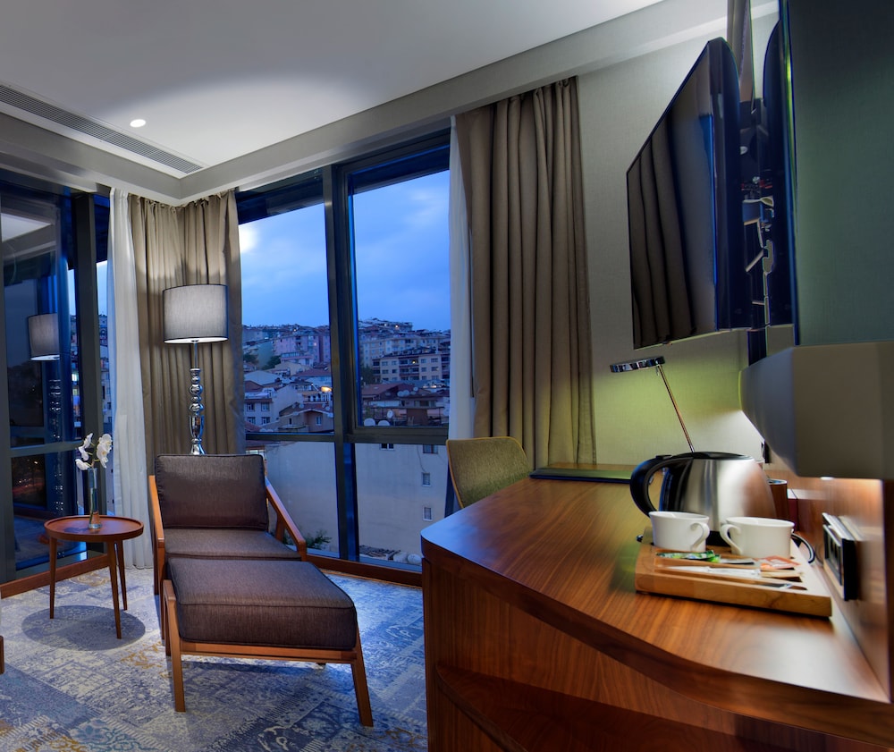 Standard Room, 1 Queen Bed (Accessible)