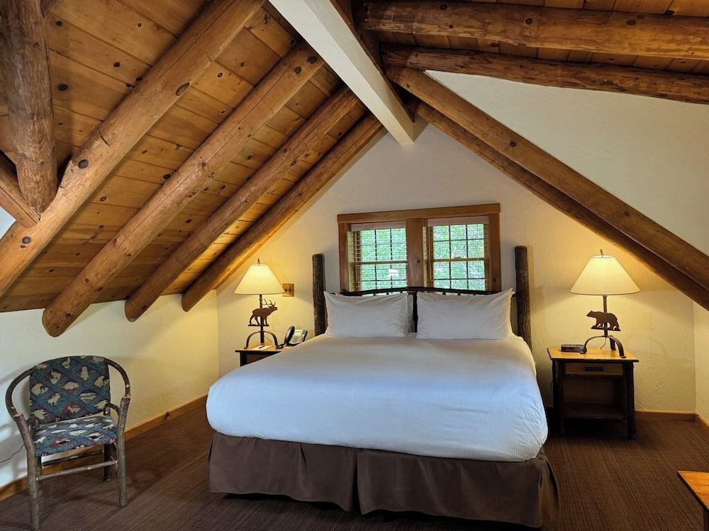 Lodge - Luxury Room w/ 1 King photo 2