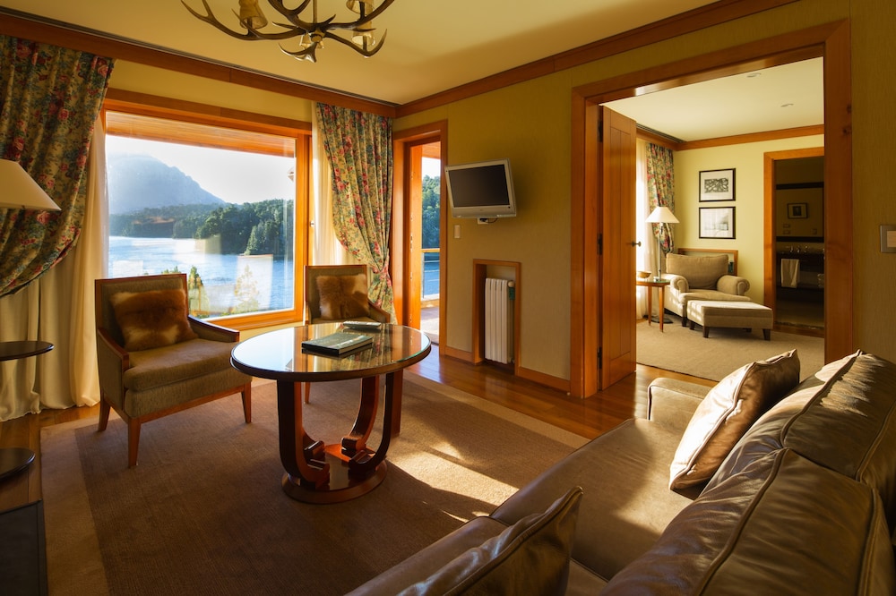 Deluxe Suite, 1 King Bed, Balcony, Lake View