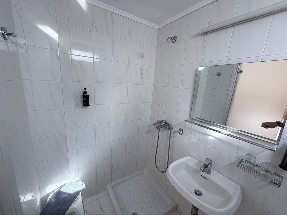 Internal Double Room with Window (no view) - Photo 14