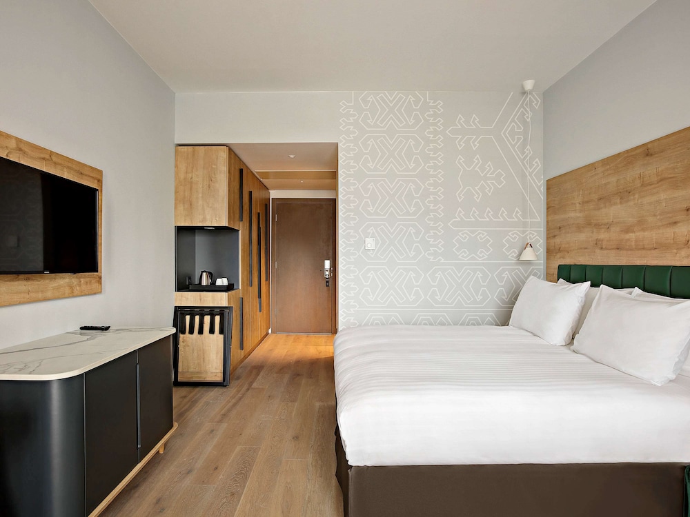 Deluxe Room, 1 King Bed, Balcony, Mountain View photo 3