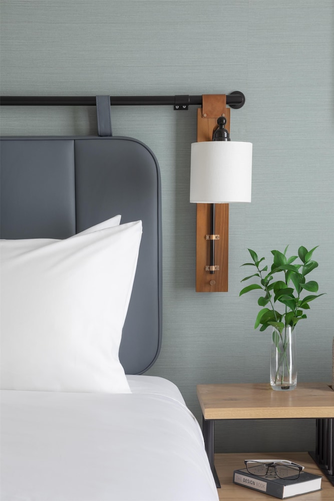 Executive Suite, 1 King Bed with Sofa bed, Roll-in Shower