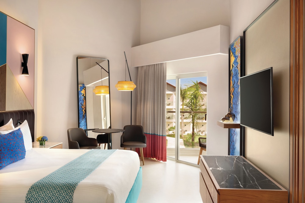 Club Room, 1 King Bed, Garden View (Preferred)