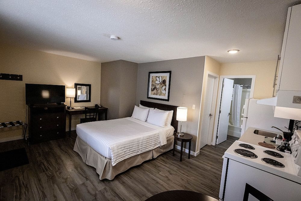 Deluxe Suite, 2 Queen Beds, Kitchen - Photo 2
