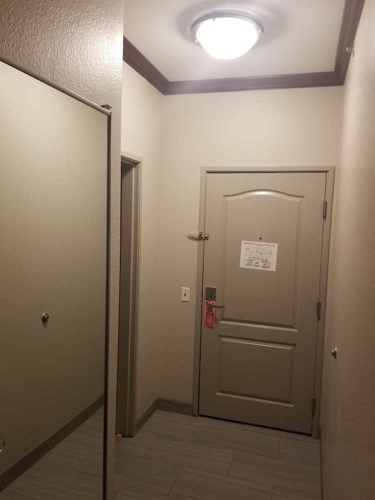 Deluxe Suite, 1 King Bed, Non Smoking - Photo 2