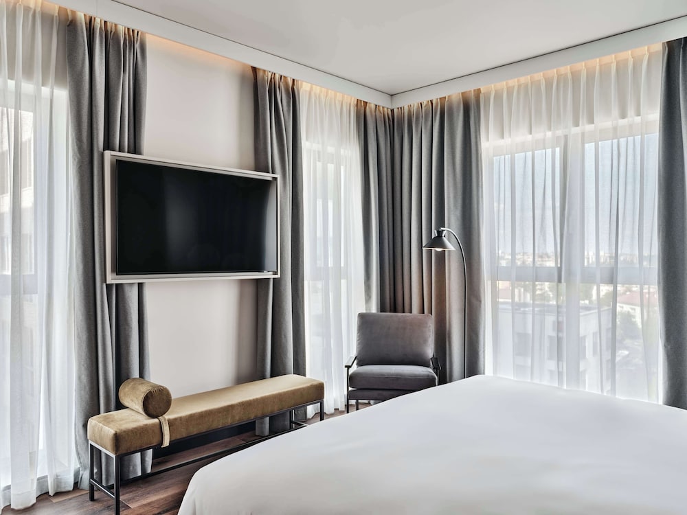 Suite, Corner - Photo 4