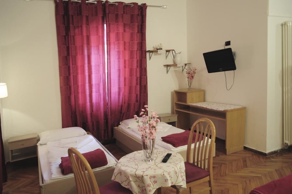 Basic Double Room, 2 Twin Beds, Non Smoking - Photo 3