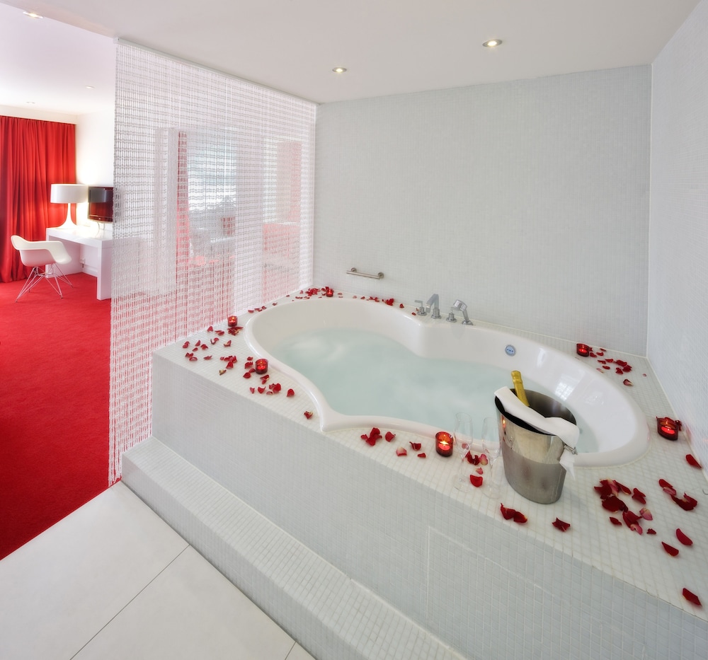 Honeymoon Suite - Photo 7