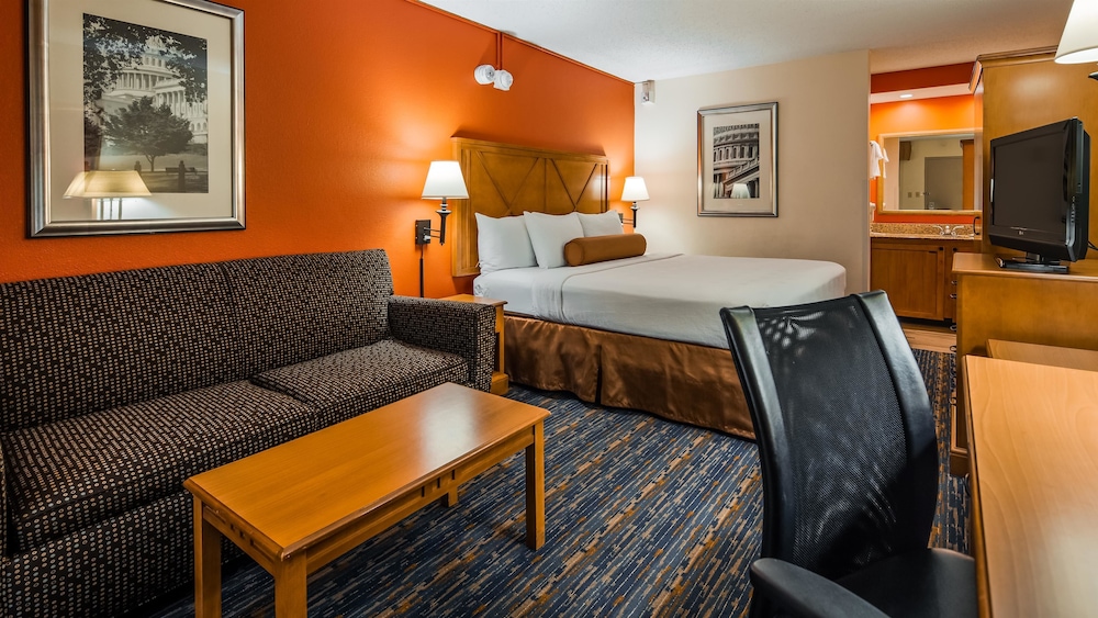 Standard Room, 1 King Bed, Non Smoking, Refrigerator & Microwave (1st Floor;with Single Sofabed) - Photo 4