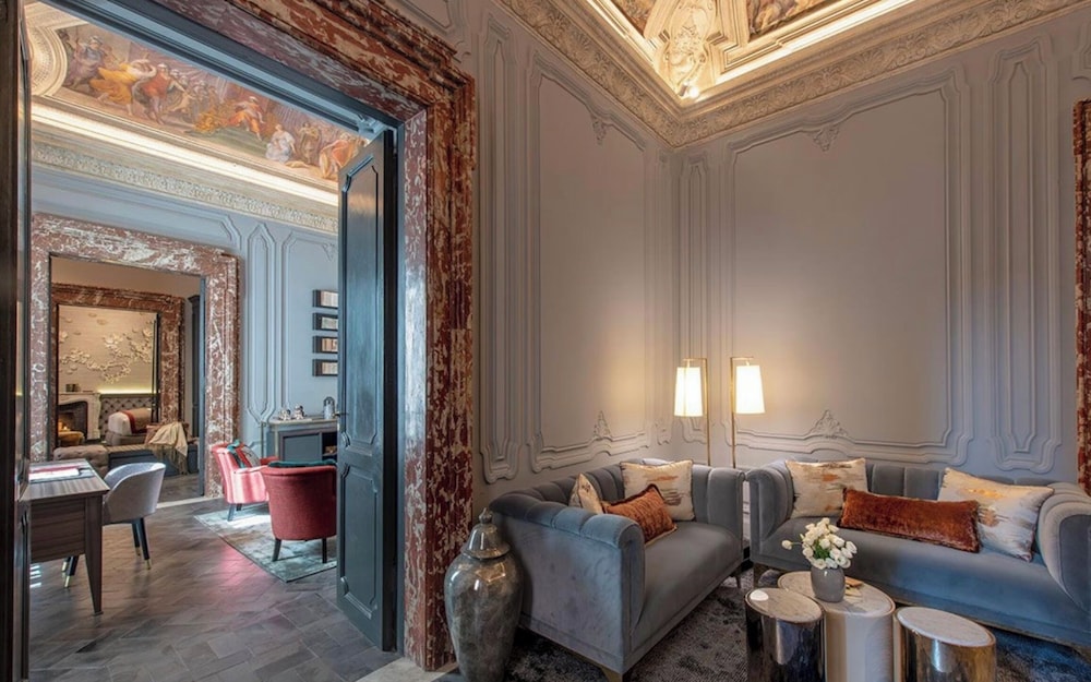 Signature Suite, Annex Building thumbnail 6