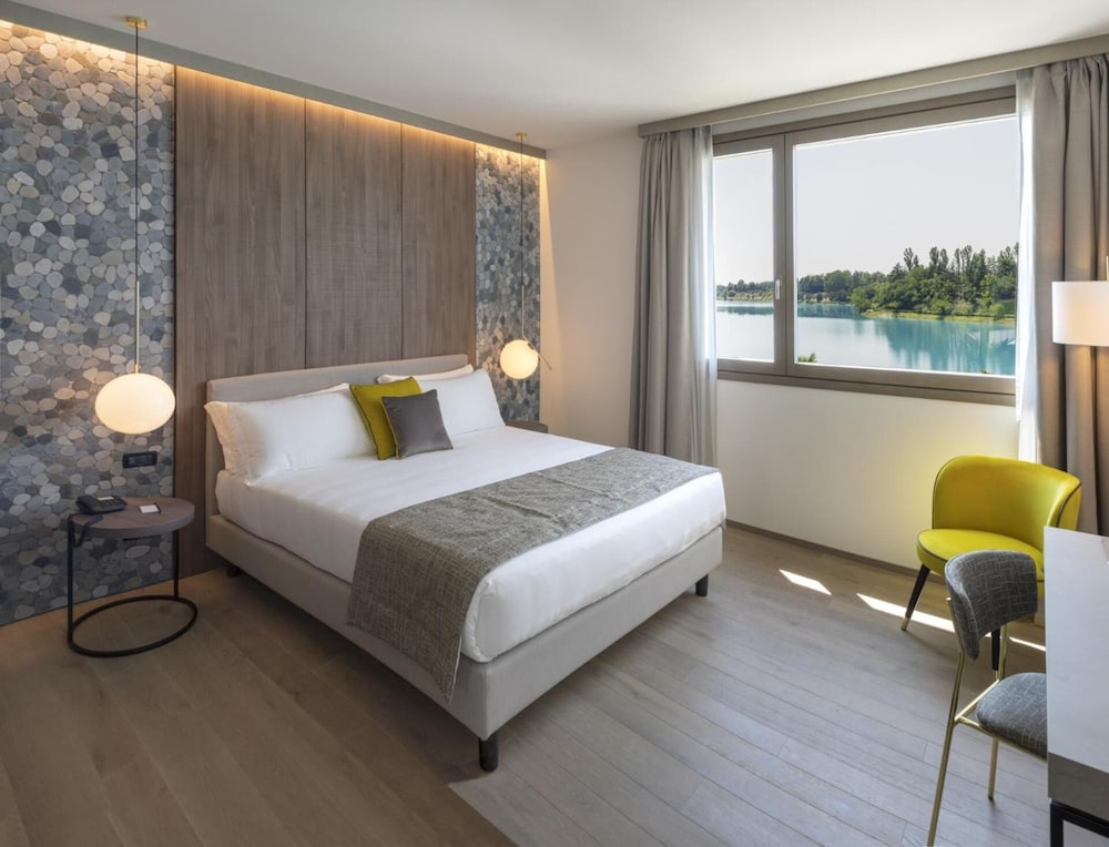 Deluxe Room, Lake View photo 1
