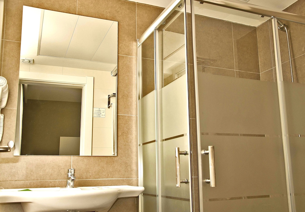 Economy Double Room Single Use (without balcony) thumbnail 5