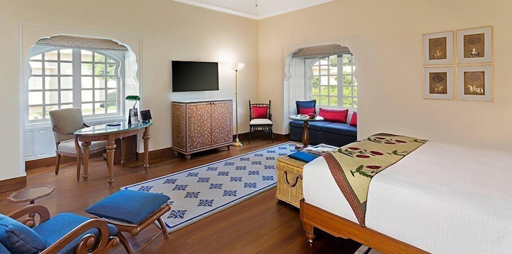 Premier Room, 1 King Bed photo 2