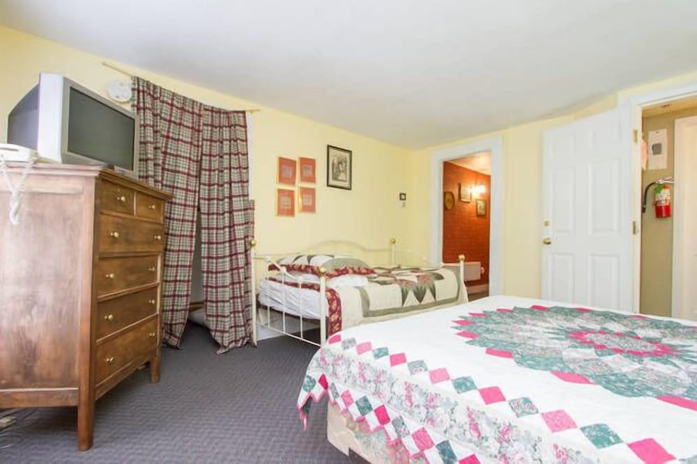 Room for 4, Multiple Beds photo 2