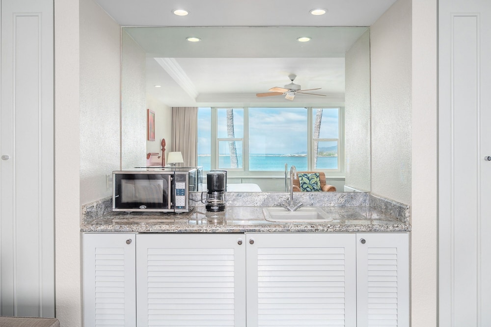 Suite, 1 King Bed, Oceanfront - Photo 10