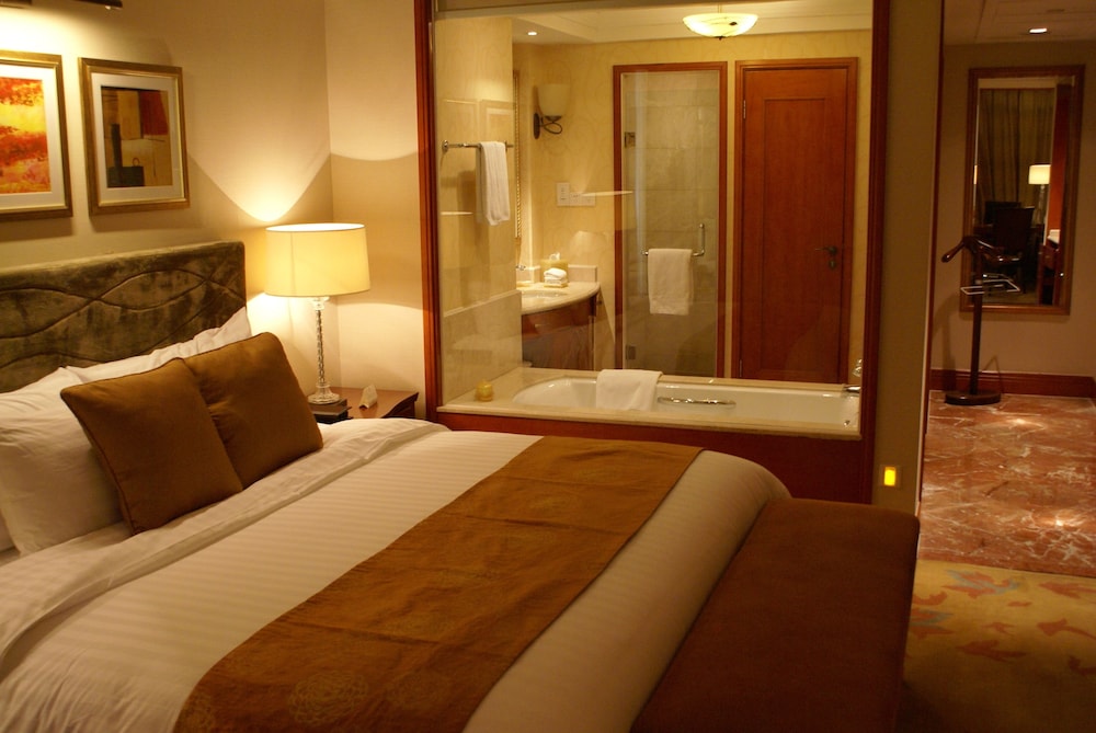 New Century Lake-View King Room photo 2