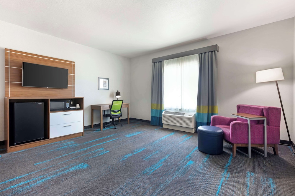 Suite, 1 King Bed, Non Smoking, Refrigerator & Microwave (with Sofabed) - Photo 2