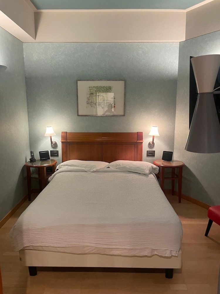 Basic Double Room Single Use, 1 Queen Bed, Non Smoking photo 1
