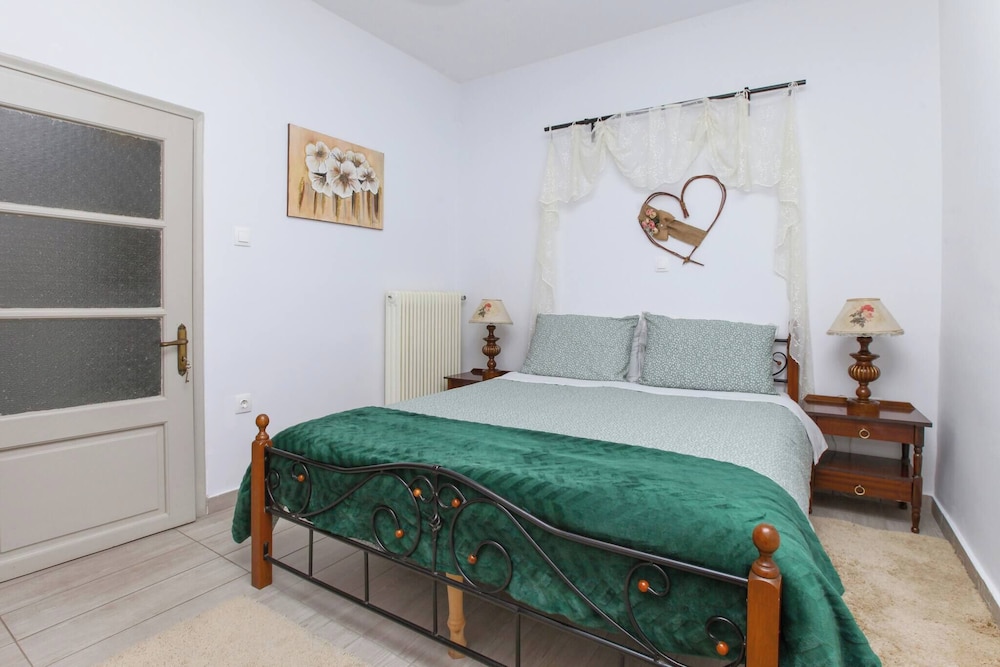 Relax in Elliniko Hidden Gem-vintage Bungalow With Garden and Hot Tub in an Iglo, Billede 35