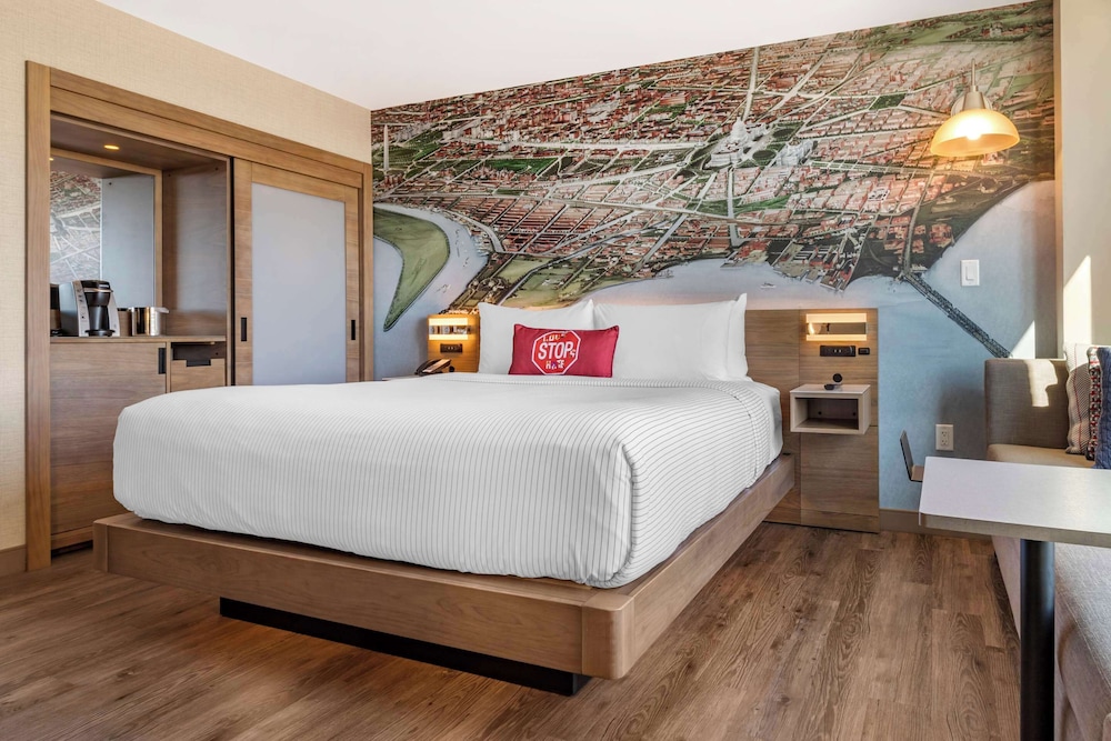 Deluxe Room, 1 King Bed, Non Smoking - Photo 6
