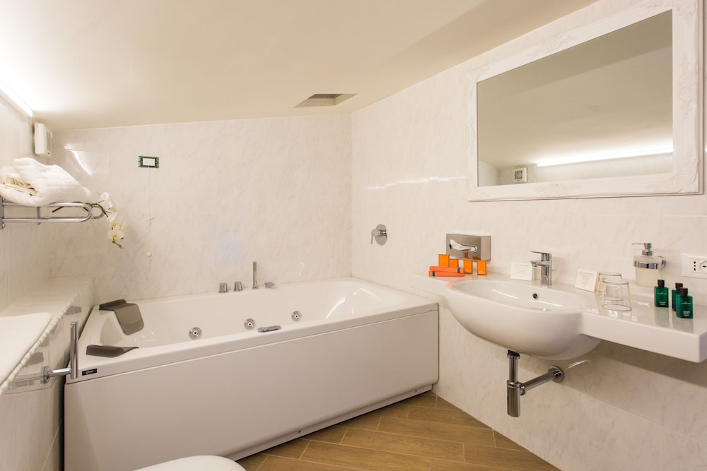 Panoramic Suite, 1 Double Bed with Sofa bed - Photo 3