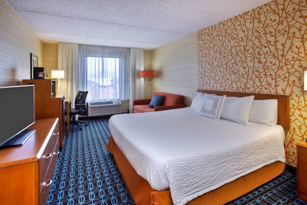 Room, 1 King Bed (Mobility Accessible, Roll-In Shower) - Photo 1