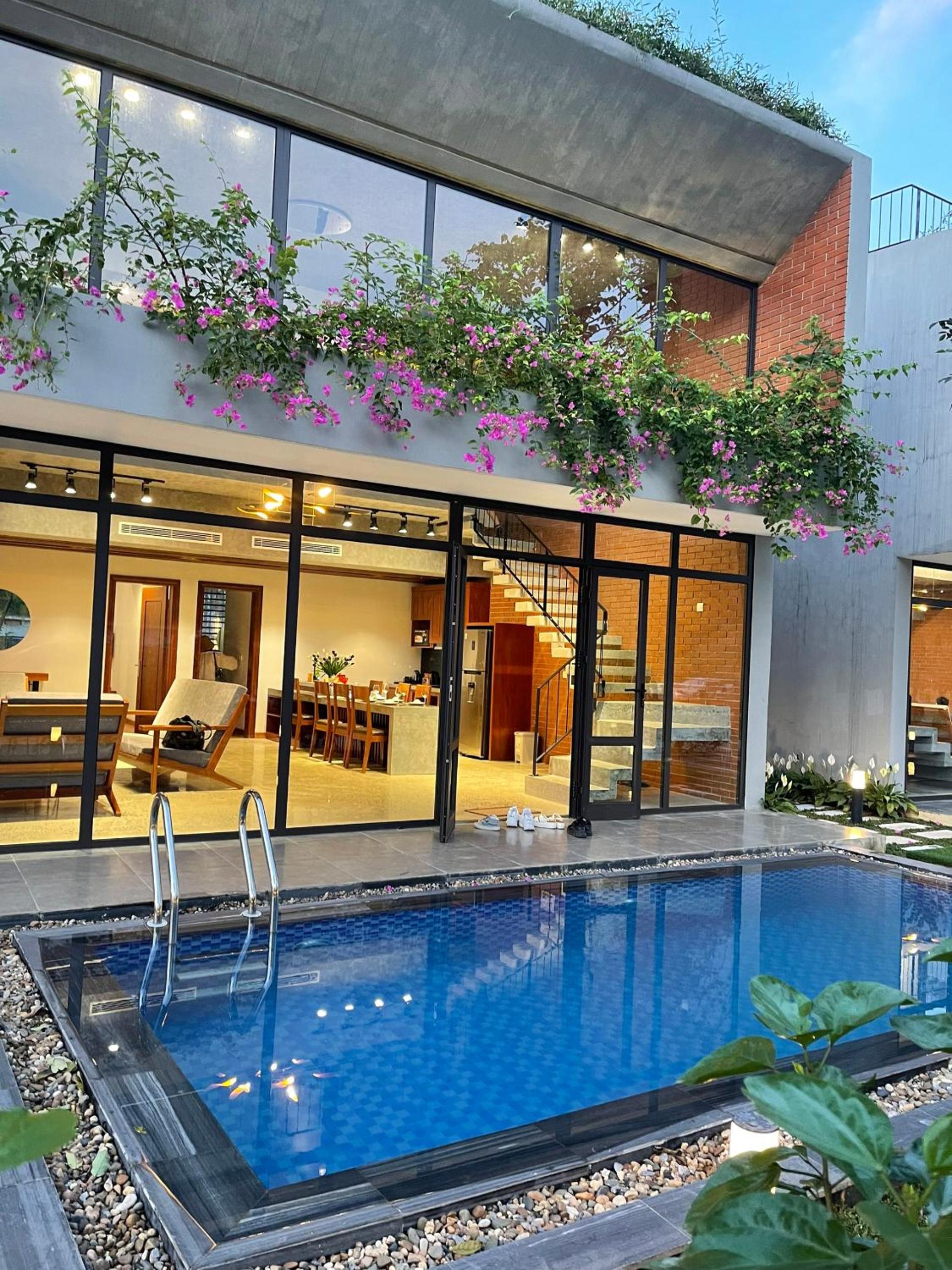 Villa - Photo 1