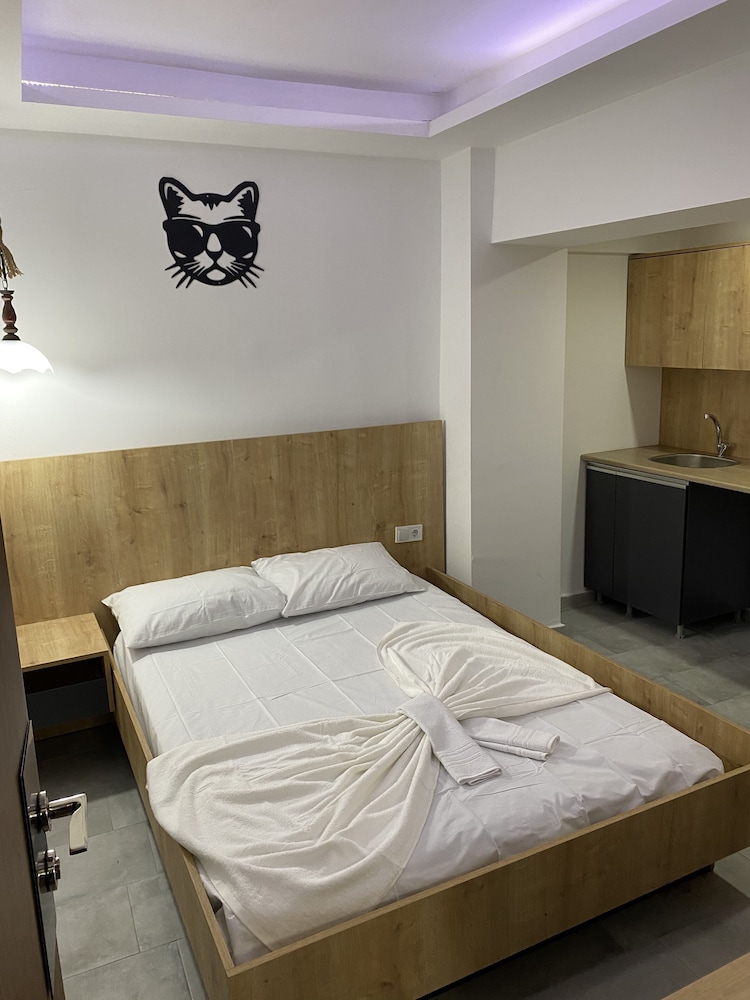 Economy Double Room, 1 King Bed, No Windows photo 2