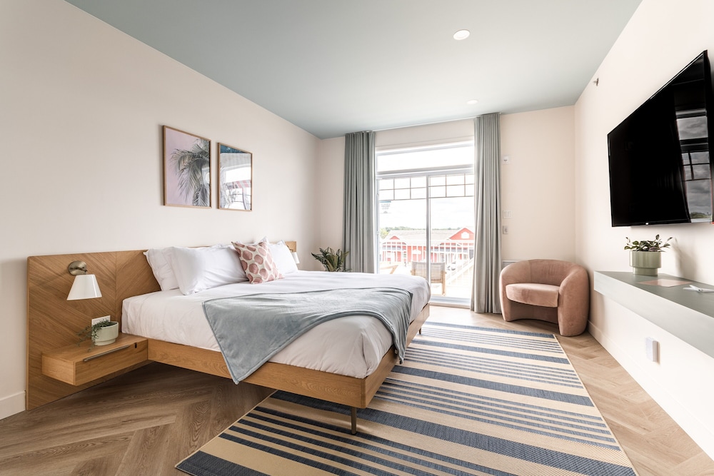 Panoramic Room, 1 King Bed, Lake View