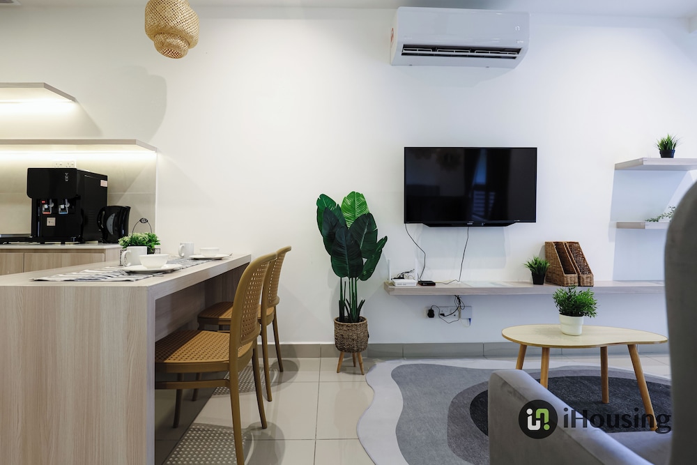 Classic Studio Suite, Multiple Beds, Pool Access, City View photo 3