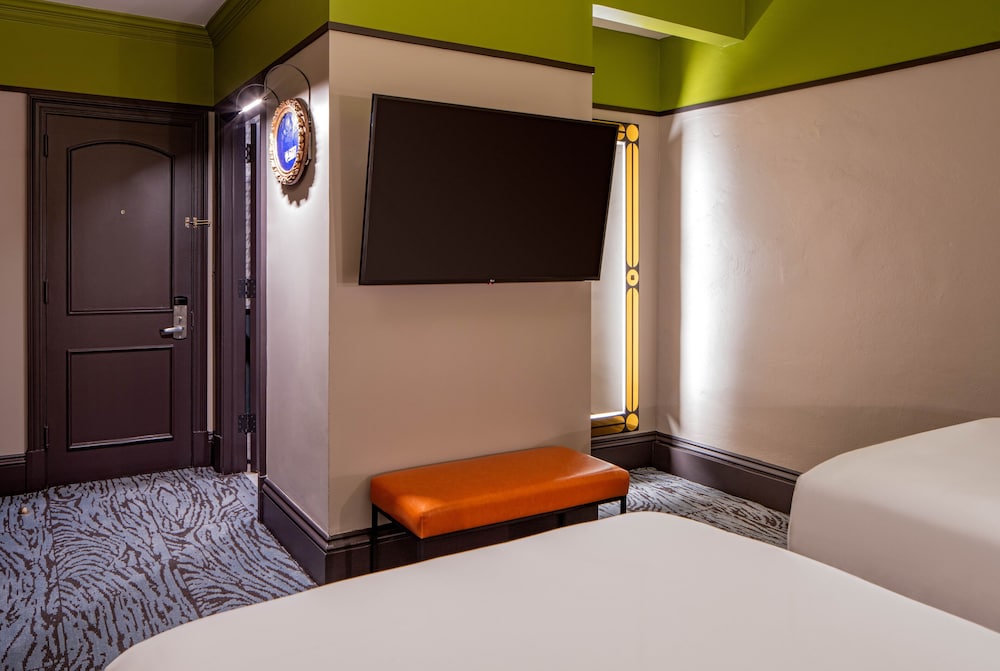 Standard Double or Twin Room, 2 Queen Beds, No Windows - Photo 4