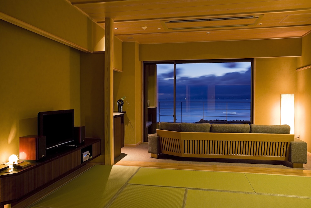 Suite with Private Hot Spring (Onsen) (2 Beds + 5 Futons) photo 3
