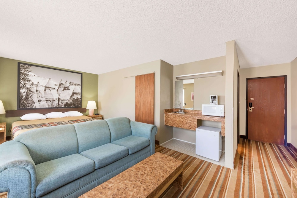 Suite, 1 King Bed - Photo 1