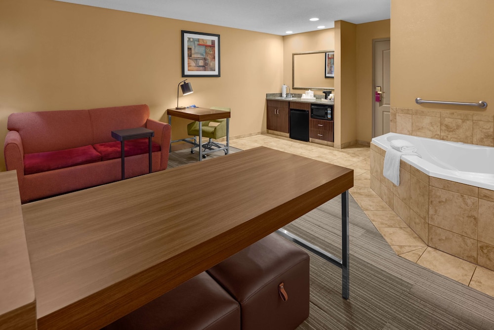 Studio, One King Bed, Non-Smoking - Photo 3