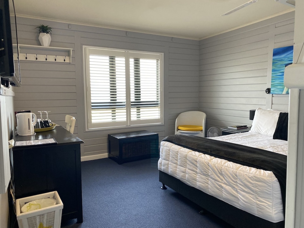 Superior Studio, Lake View