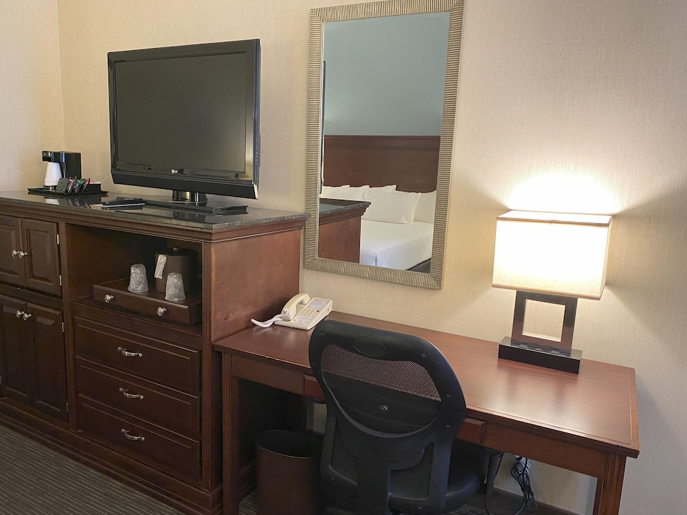 Standard Room, 1 Queen Bed - Photo 1