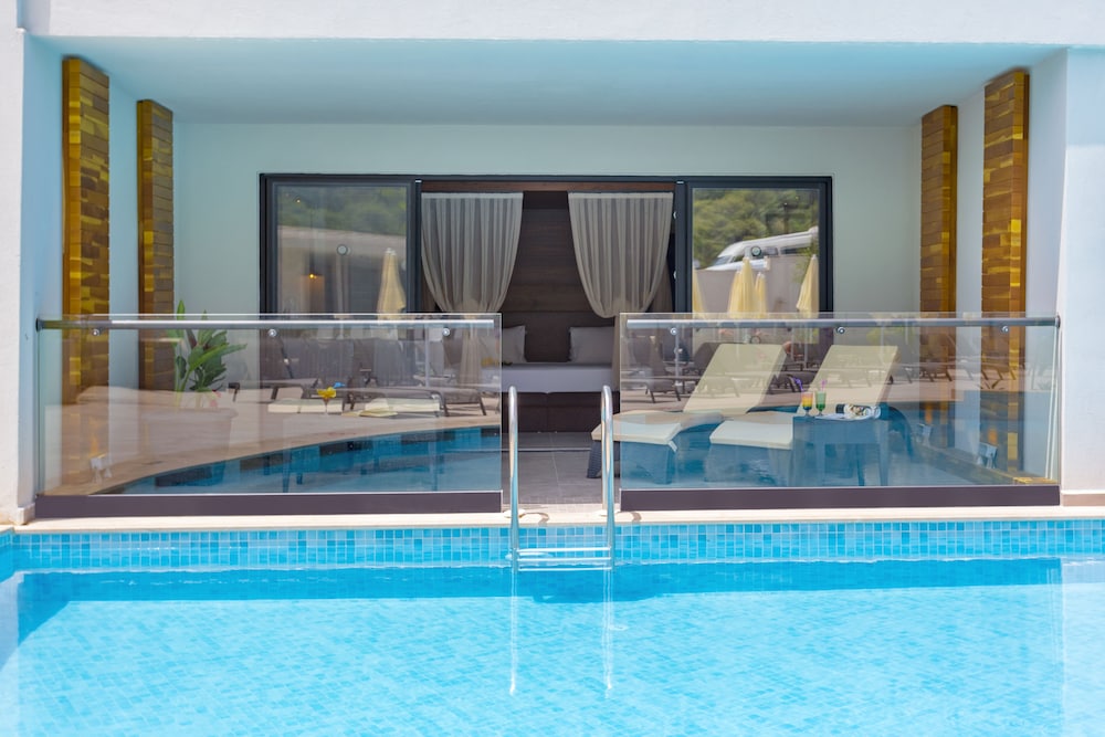Luxury Suites Swimup